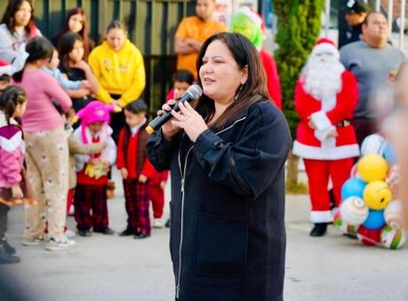 Paty Aradillas dirige mensaje decembrino a familias de Villa de Pozos
