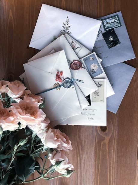 Sobres con invitaciones de boda