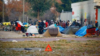 El alcalde, García Albiol, desecha un centenar de migrantes, desalojados del instituto B9 de Badalona.
