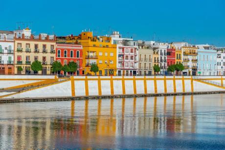 Barrio de Triana a orillas del río Guadalquivir en Sevilla