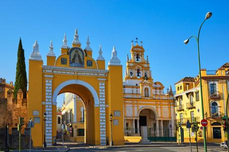 Puerta de la Macarena y la iglesia basílica de Sevilla