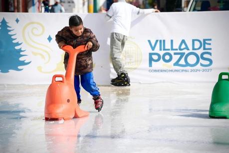 Familias disfrutan pista de hielo gratuita en Villa de Pozos