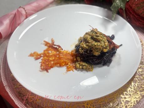 Volcán de espaguetis de arroz negro con pesto rojo