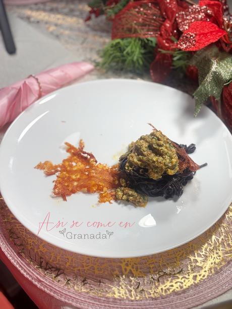 Volcán de espaguetis de arroz negro con pesto rojo