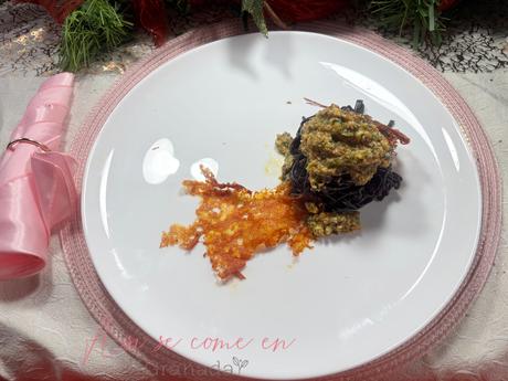Volcán de espaguetis de arroz negro con pesto rojo