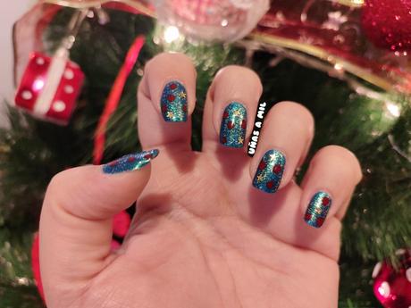 Diseño de uñas para Navidad o Año Nuevo en verde, rojo y dorado