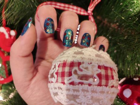 Diseño de uñas para Navidad o Año Nuevo en verde, rojo y dorado