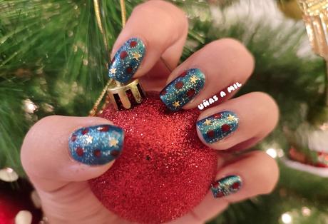 Diseño de uñas para Navidad o Año Nuevo en verde, rojo y dorado