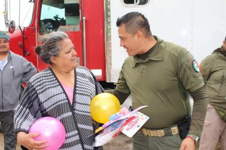 Agentes de la Guardia Civil Municipal de Soledad entregan juguetes a niñas y niños de comunidades