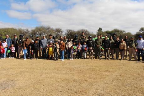 Agentes de la Guardia Civil Municipal de Soledad entregan juguetes a niñas y niños de comunidades