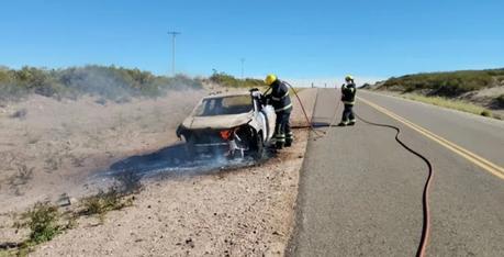 Bomberos controlaron el incendio de una camioneta sobre la Ruta 237 en Piedra del Águila