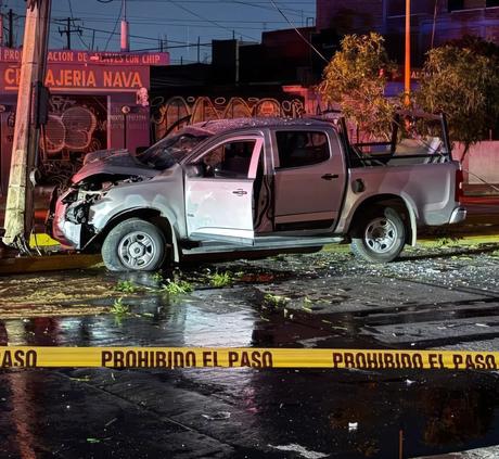 Conductor pierde el control y se estrella contra poste en Ricardo B. Anaya; colonia UPA queda sin luz