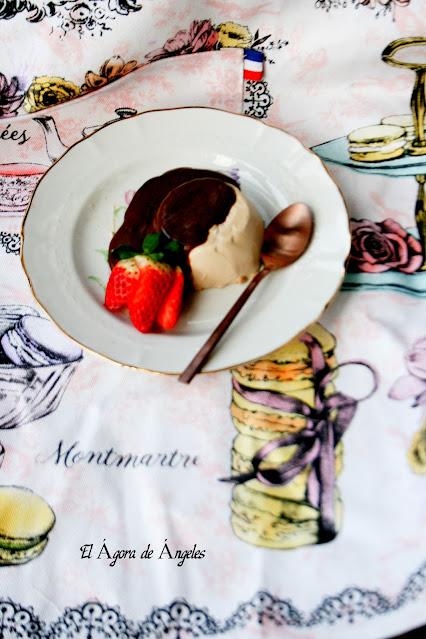 PANACOTTA DE CAFÉ CON SALSA DE CHOCOLATE