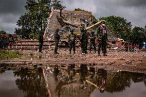 Tailandia entrega a Camboya a 18 soldados detenidos en virtud del alto el fuego