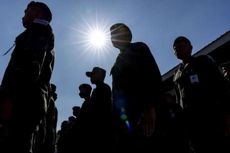 Tailandia entrega a Camboya a 18 soldados detenidos en virtud del alto el fuego