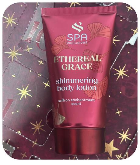Shimmering body lotion action Shimmering body lotion action