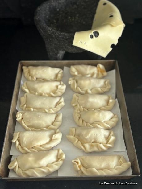 Empanadas de Queso Emmental, Jamón de York y Cebolla Caramelizada:#QuesoSuizoInternationalDay