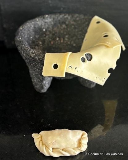 Empanadas de Queso Emmental, Jamón de York y Cebolla Caramelizada:#QuesoSuizoInternationalDay