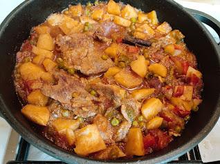 Estofado de patatas con carne con guisantes