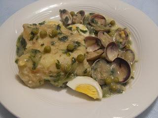 Merluza en salsa verde con almejas y guisantes
