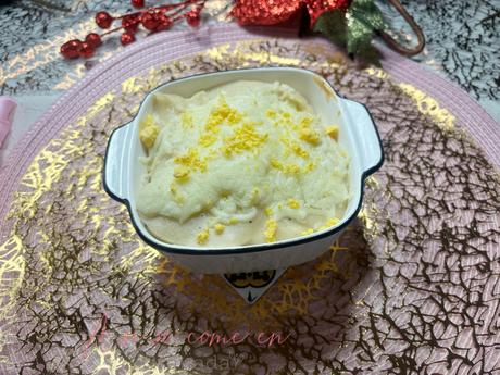 Huevos rellenos de pollo con bechamel