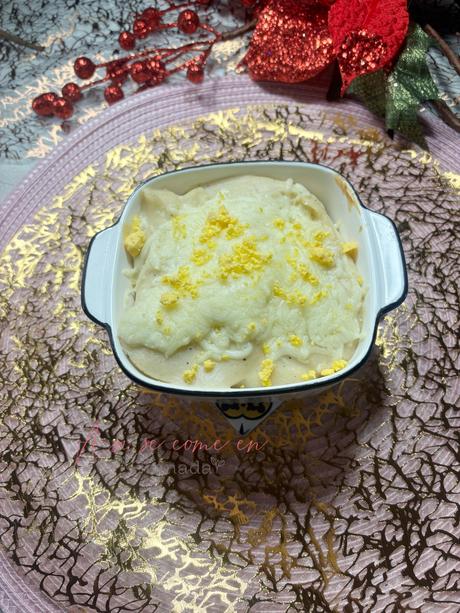 Huevos rellenos de pollo con bechamel