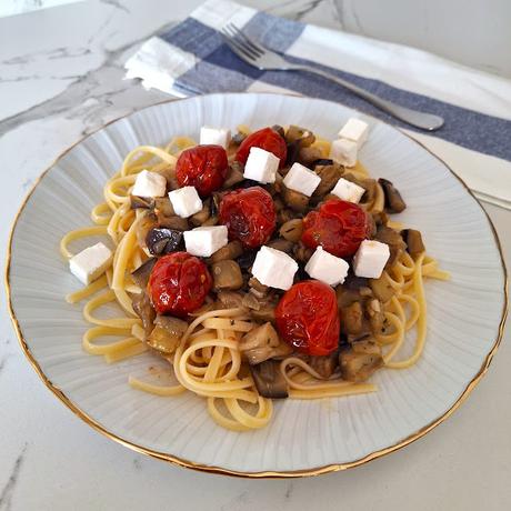 Linguine con berenjena tomate cherry confitados y queso feta Linguine con berenjena tomate cherry confitados y queso feta