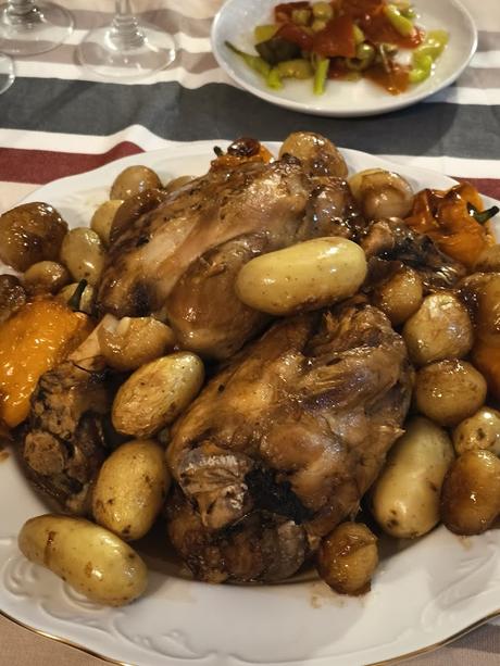 CODILLO ASADO CON VERDURAS Y CEBOLLITAS FRANCESAS CARAMELIZADAS AL PEDRO XIMENEZ