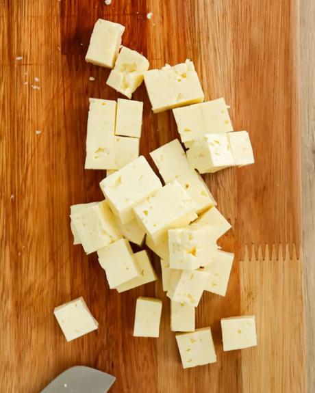 queso feta en cubos