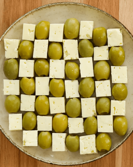 aceitunas y queso feta