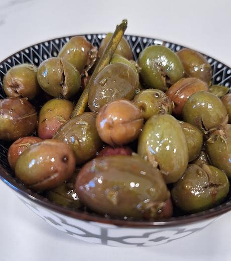 Aceitunas verdes aliñadas con aceite de oliva