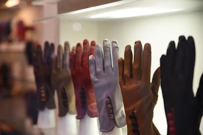 Guantes en hormas en un expositor Guantes en hormas en un expositor