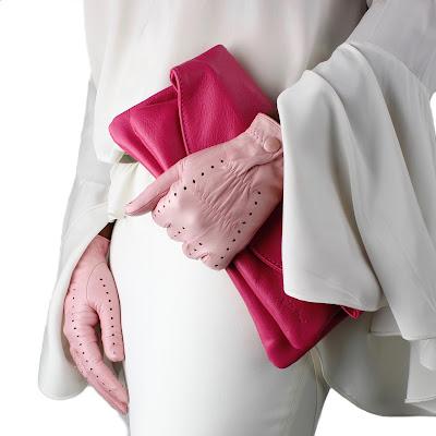 Mujer elegante con una cartera y guantes de cuero en color rosa Mujer elegante con una cartera y guantes de cuero en color rosa