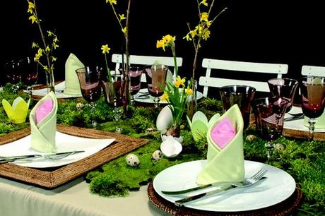 mesa decorada Pascua con hierba