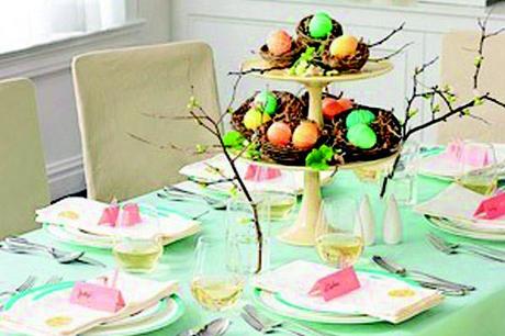 Mesa decorada de Pascua con mantel verde