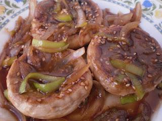 CHAMPIÑONES CON PUERROS Y CEBOLLA EN SALSA DE OSTRAS