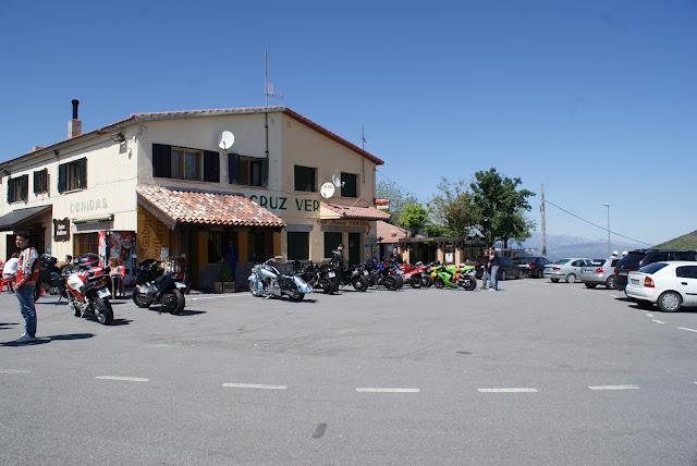 El Escorial, la cruz verde en moto