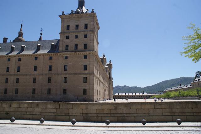 El Escorial, la cruz verde en moto