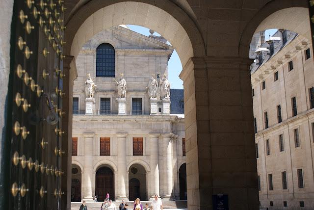 El Escorial, la cruz verde en moto