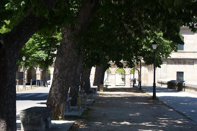 El Escorial, la cruz verde en moto