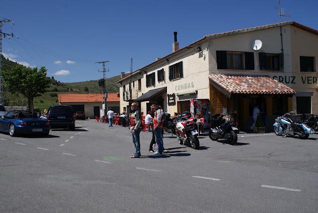 El Escorial, la cruz verde en moto