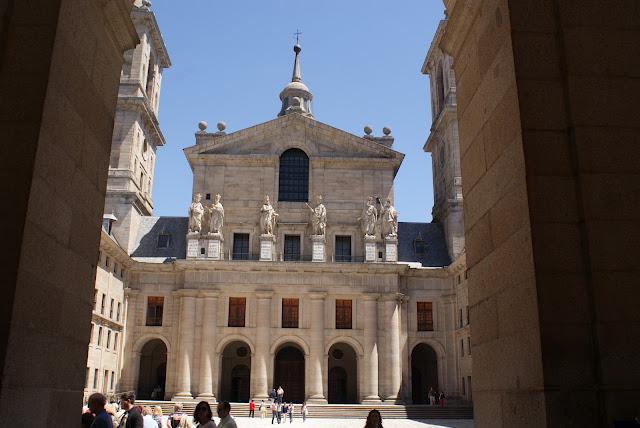 El Escorial, la cruz verde en moto