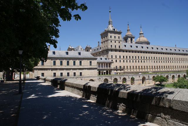 El Escorial, la cruz verde en moto