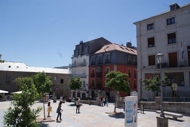 El Escorial, la cruz verde en moto