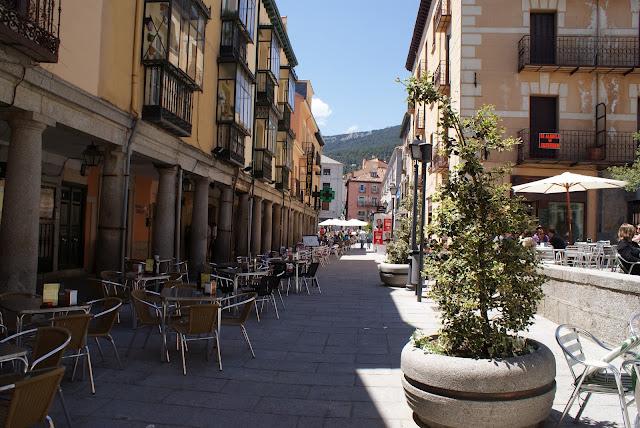 El Escorial, la cruz verde en moto