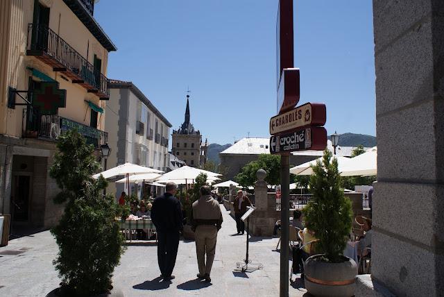 El Escorial, la cruz verde en moto