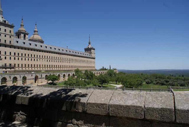 El Escorial, la cruz verde en moto