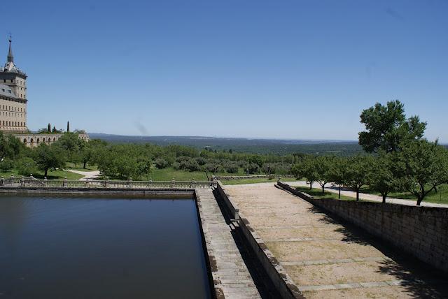 El Escorial, la cruz verde en moto