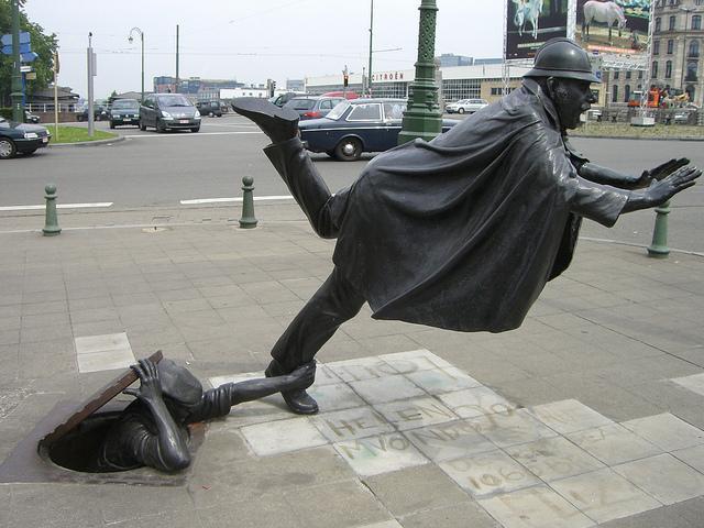 De Vaartkapoen; una estatua de un policía belga tropezando
