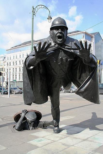 De Vaartkapoen; una estatua de un policía belga tropezando